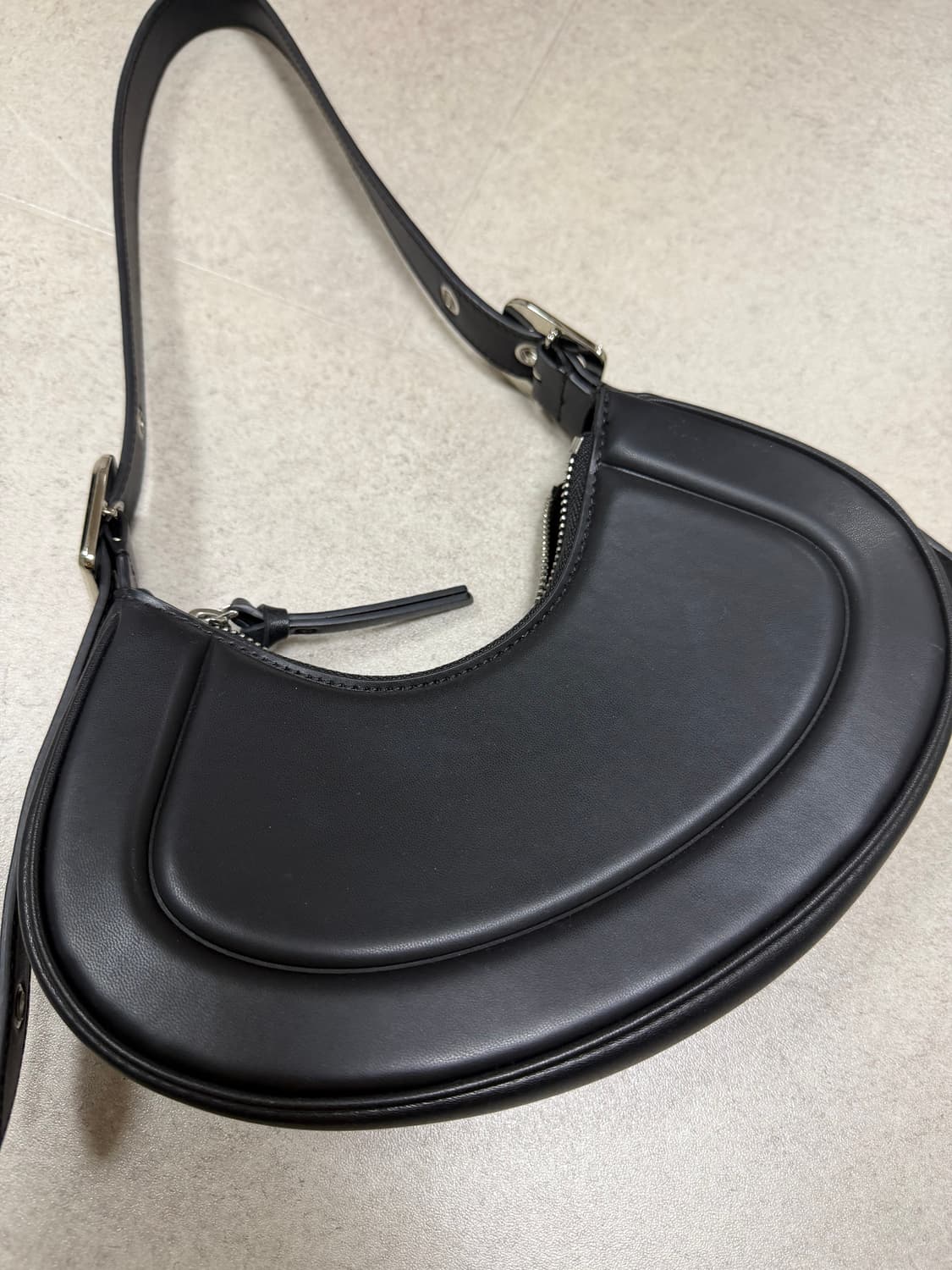 페트라 그로밋-스트랩 커브드 숄더백 -느와르 상품이미지3