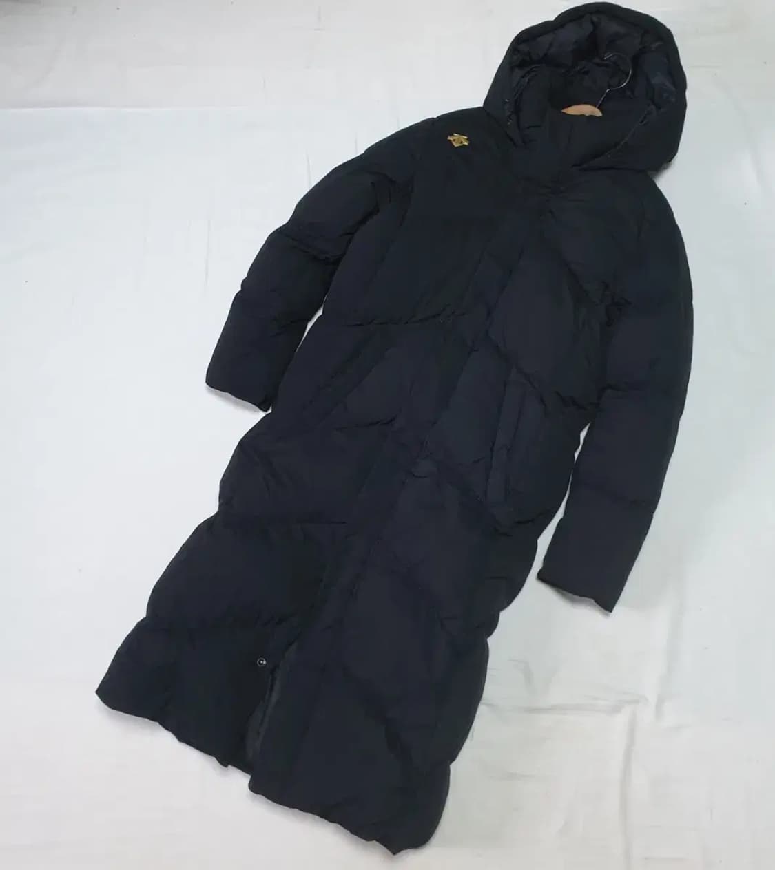 데상트 블랙 금장 다운 롱패딩 상품이미지1