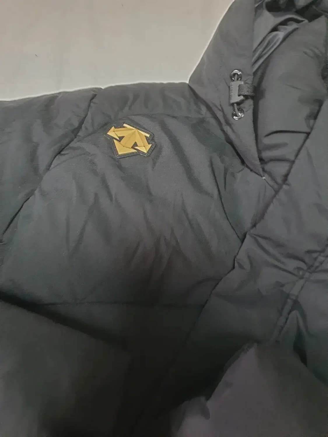 데상트 블랙 금장 다운 롱패딩 상품이미지2