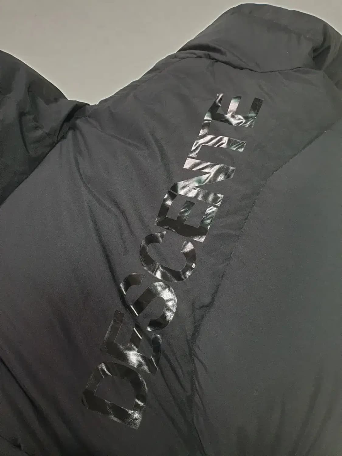 데상트 블랙 금장 다운 롱패딩 상품이미지3