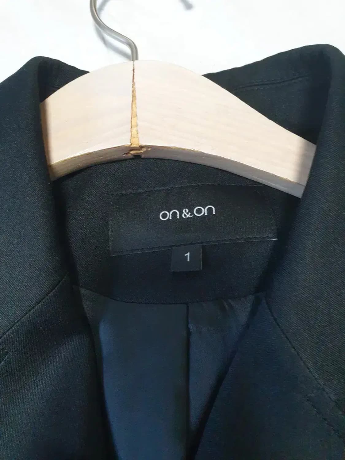 온앤온 24fw 블랙 폴리 자켓 상품이미지2