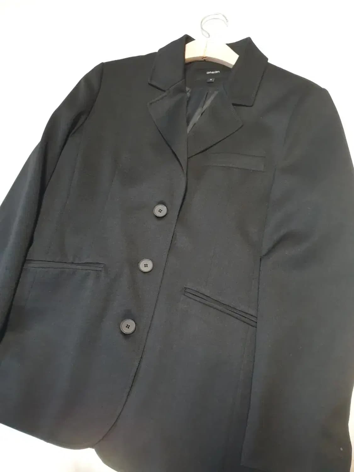 온앤온 24fw 블랙 폴리 자켓 상품이미지3