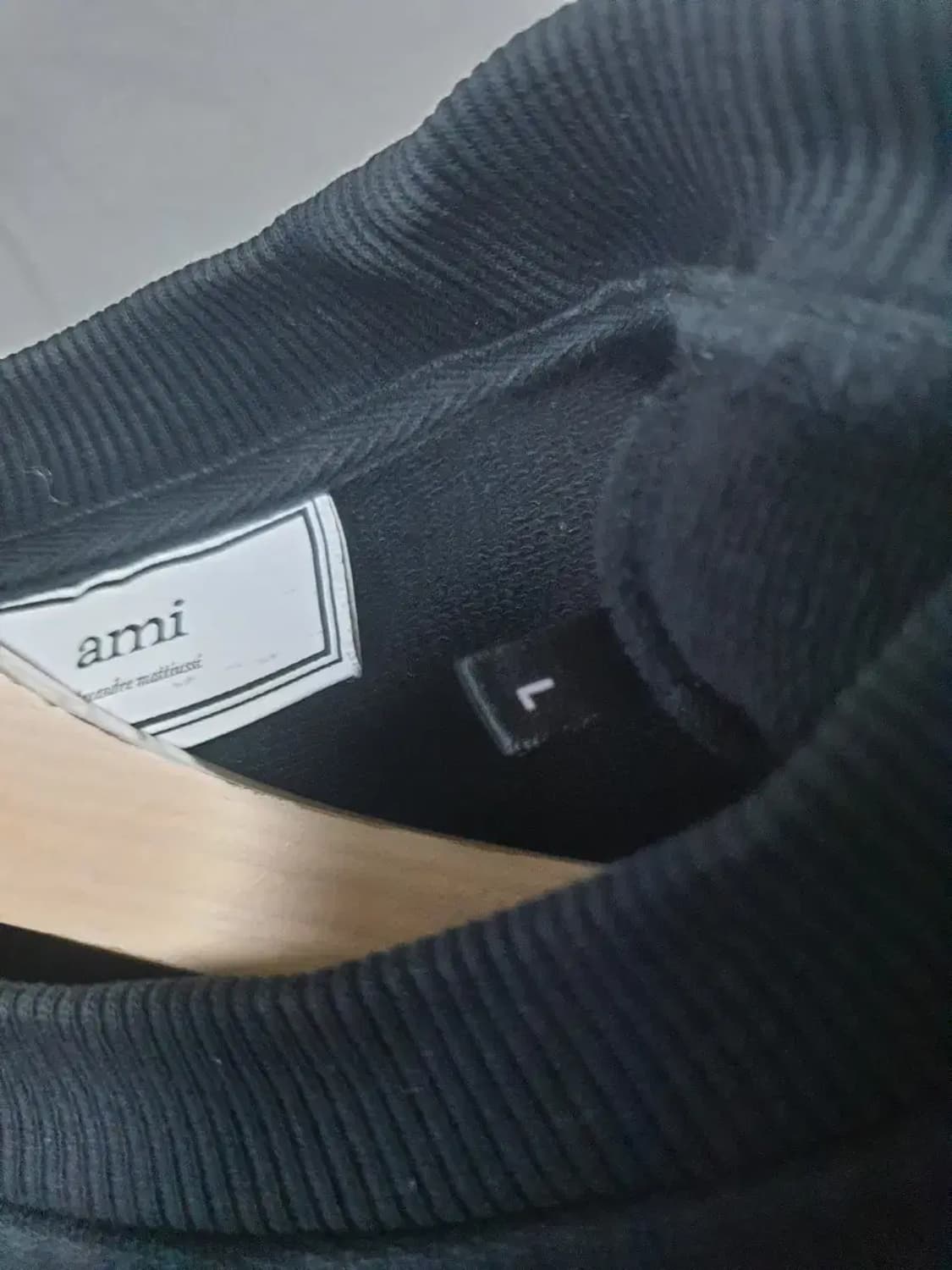 아미 블랙 스몰로고 맨투맨 상품이미지4