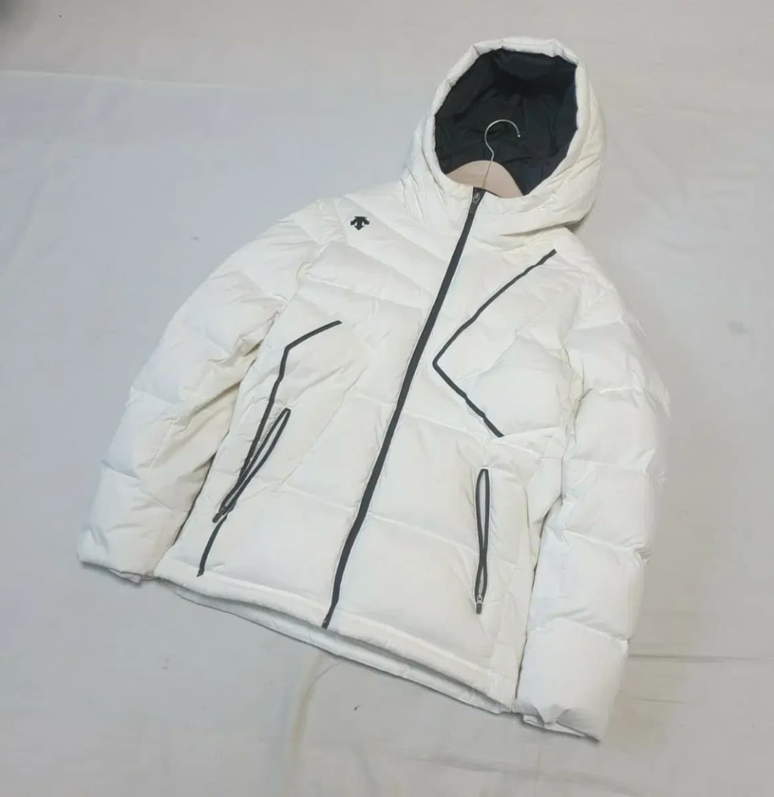 데상트 화이트 다운 숏 패딩 상품이미지1