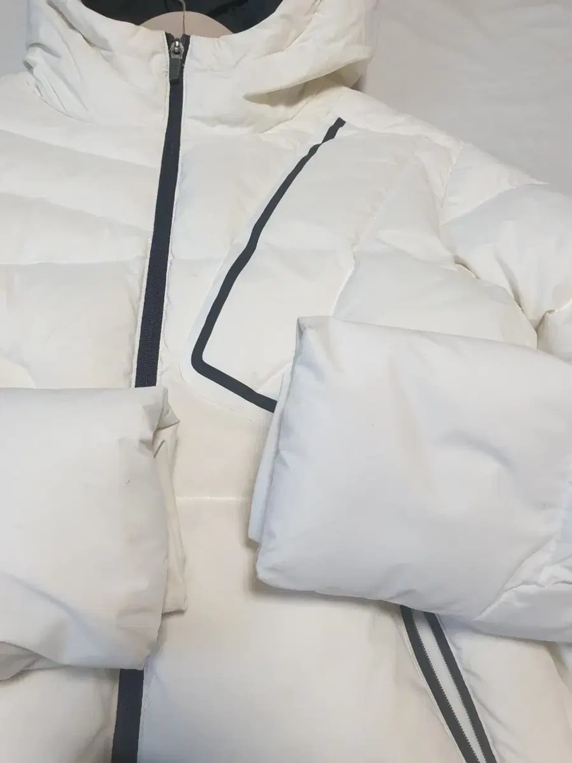 데상트 화이트 다운 숏 패딩 상품이미지2