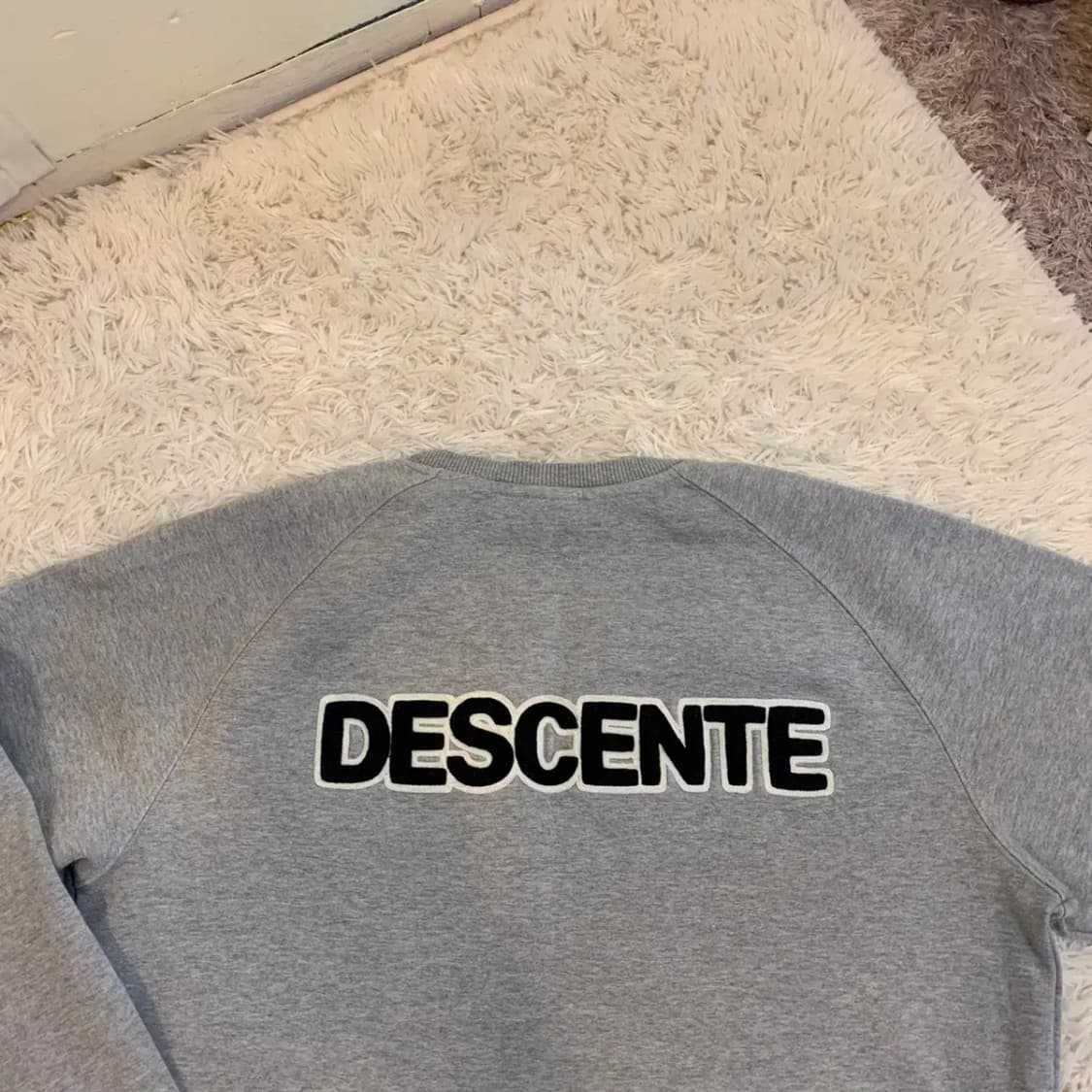 데상트 백로고 맨투맨 상품이미지2