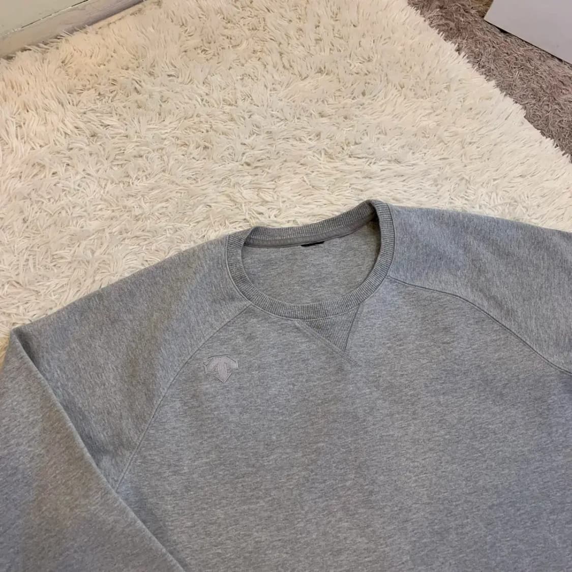 데상트 백로고 맨투맨 상품이미지3