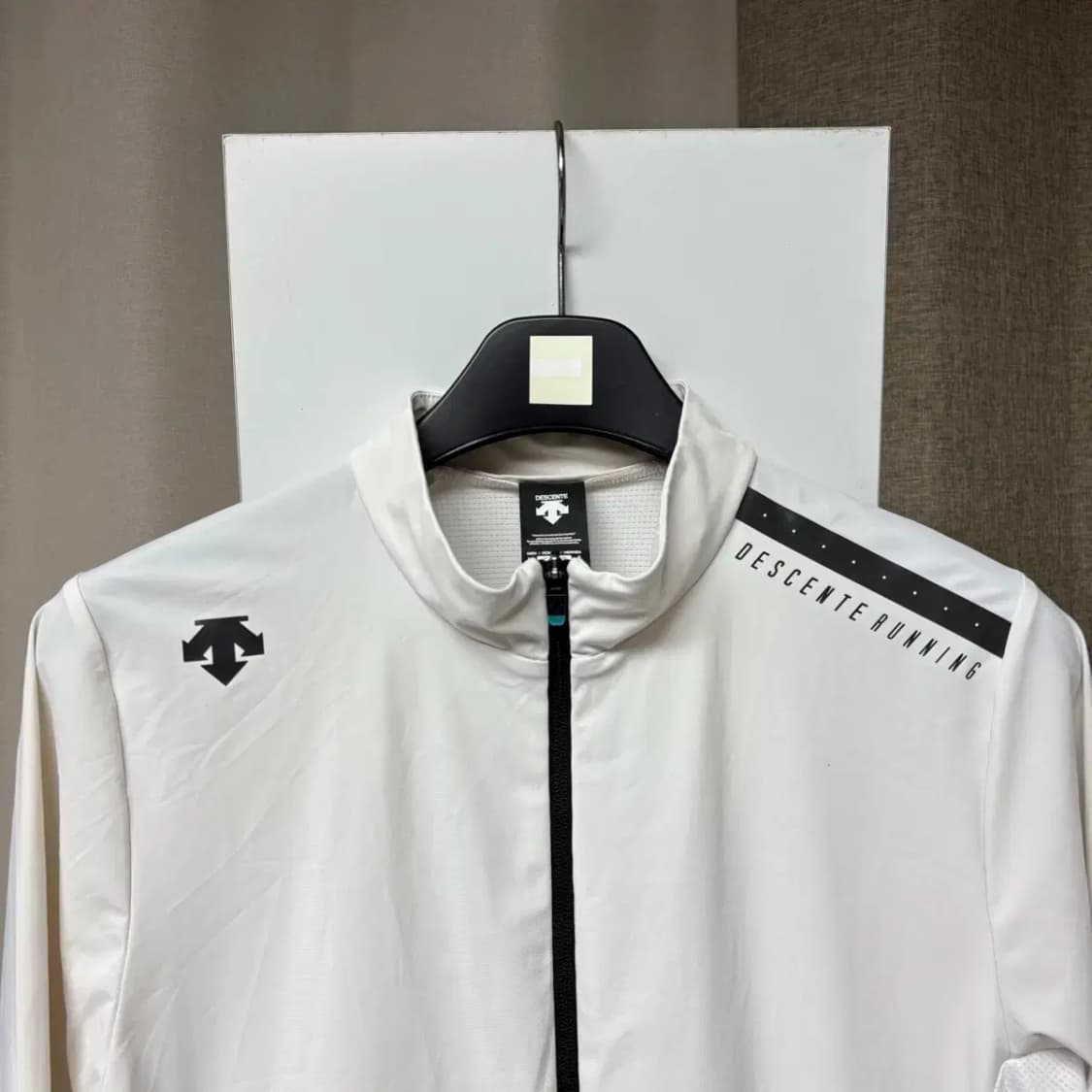 데상트 러닝 트레이닝 집업 100 상품이미지2