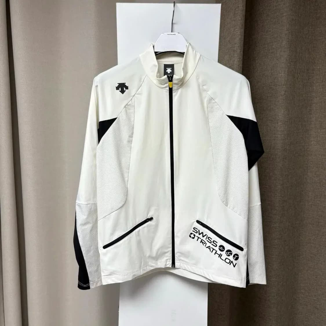 데상트 트라이애슬론 트레이닝 집업 100 상품이미지1