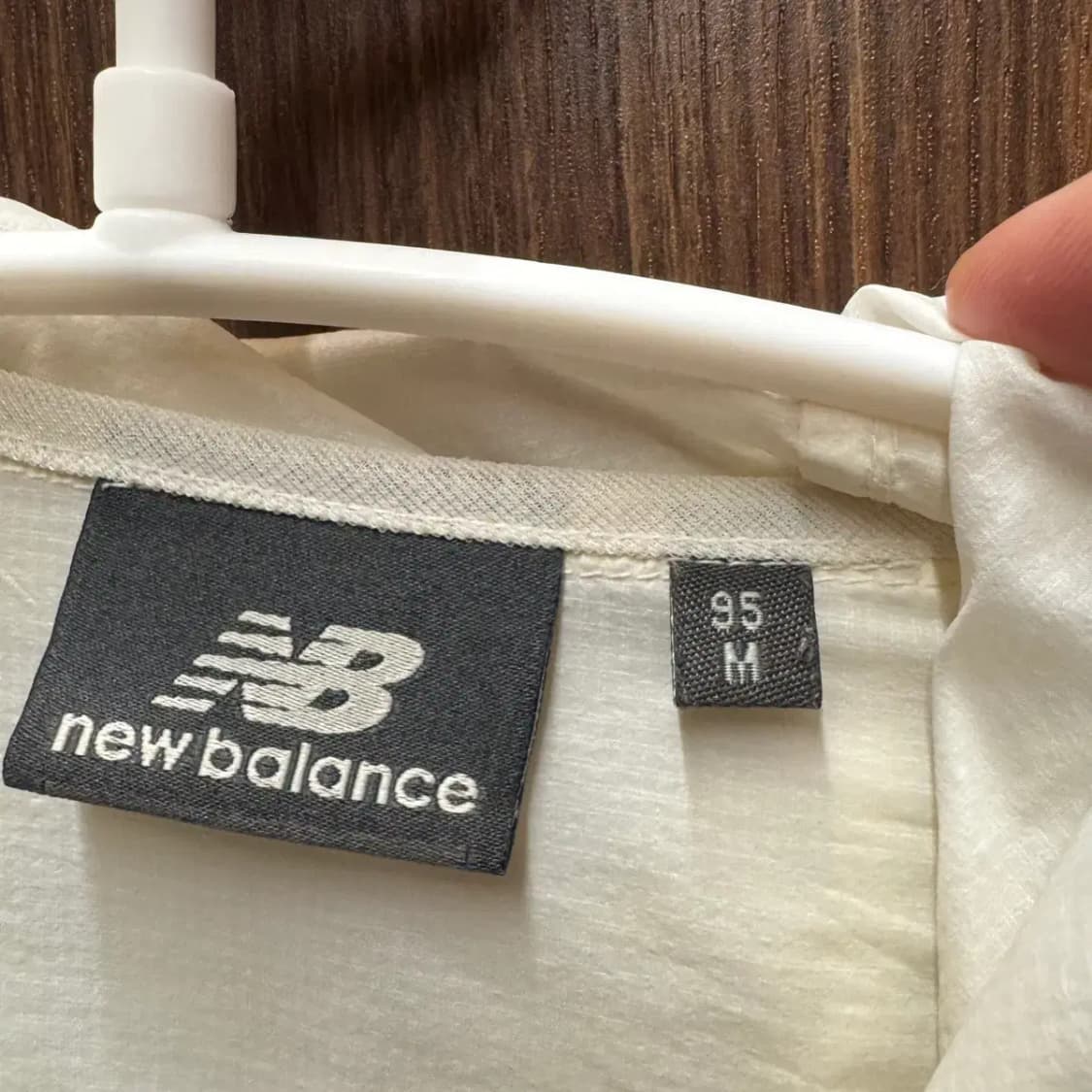 뉴발란스 경량 바람막이 M 상품이미지3