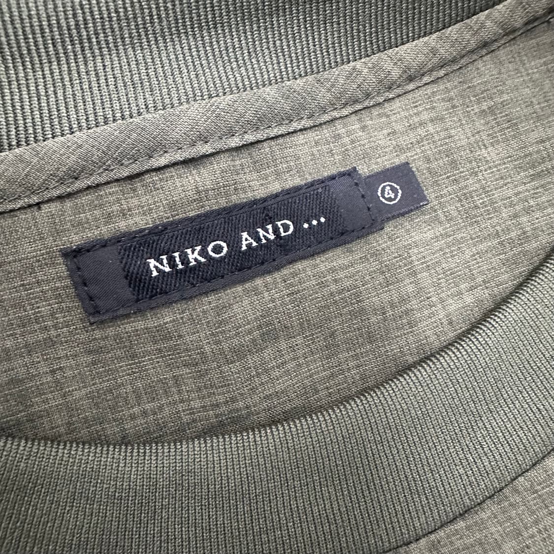NIKO AND 니코앤드 폴리 반팔티셔츠 카키 상품이미지3