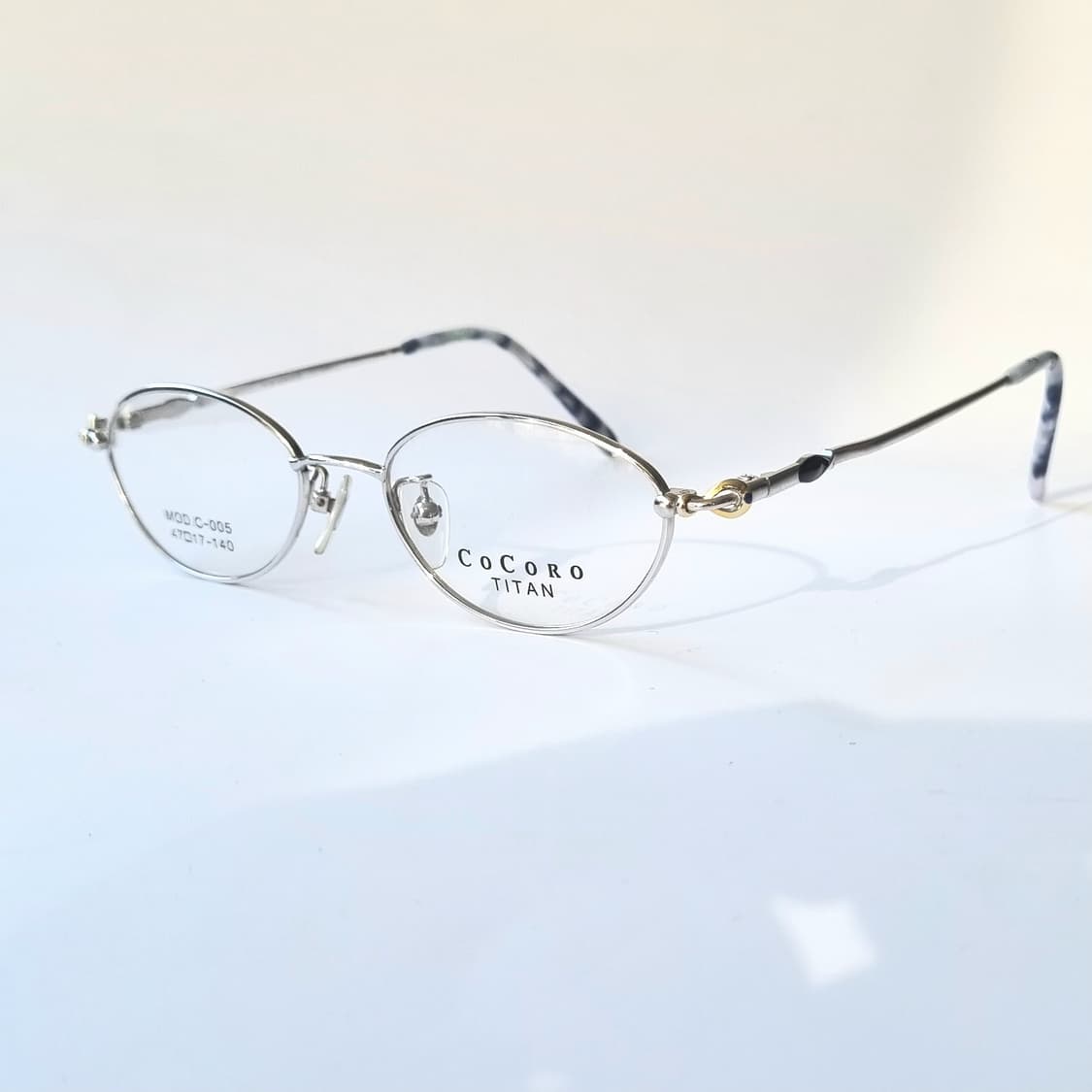 데드스탁 클래식한 무드의 오벌형티타늄 안경테 상품이미지4