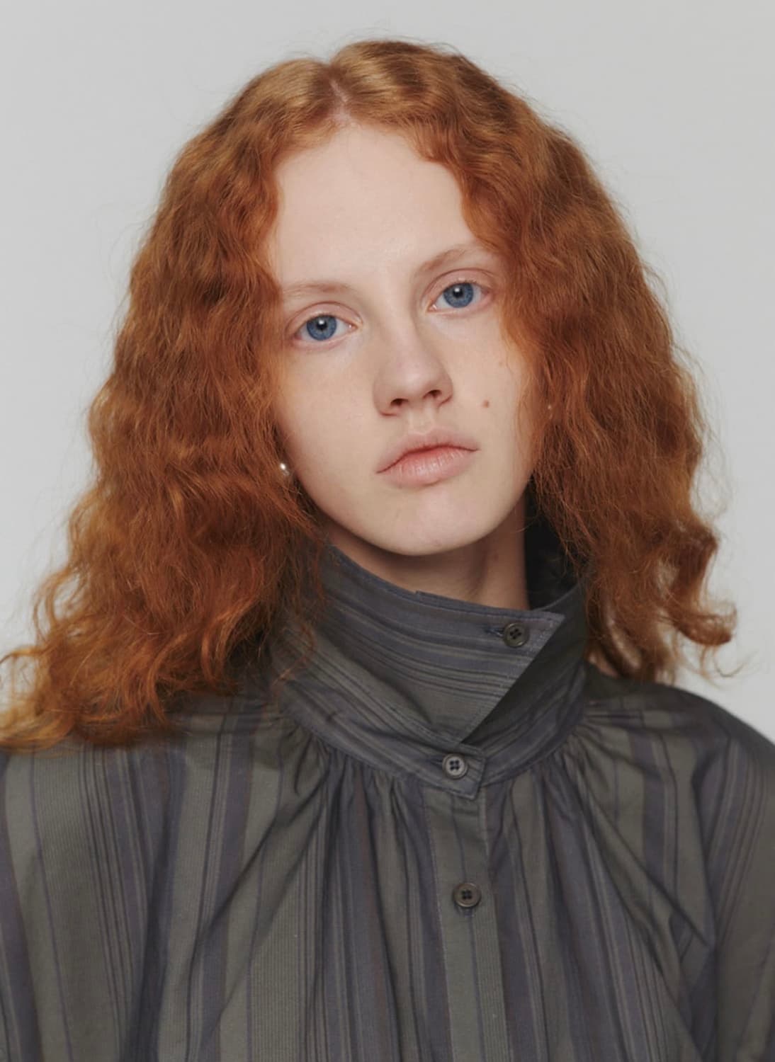 아모멘토 24fw 넥 셔링 스트라이프 오버사이즈 셔츠 상품이미지2