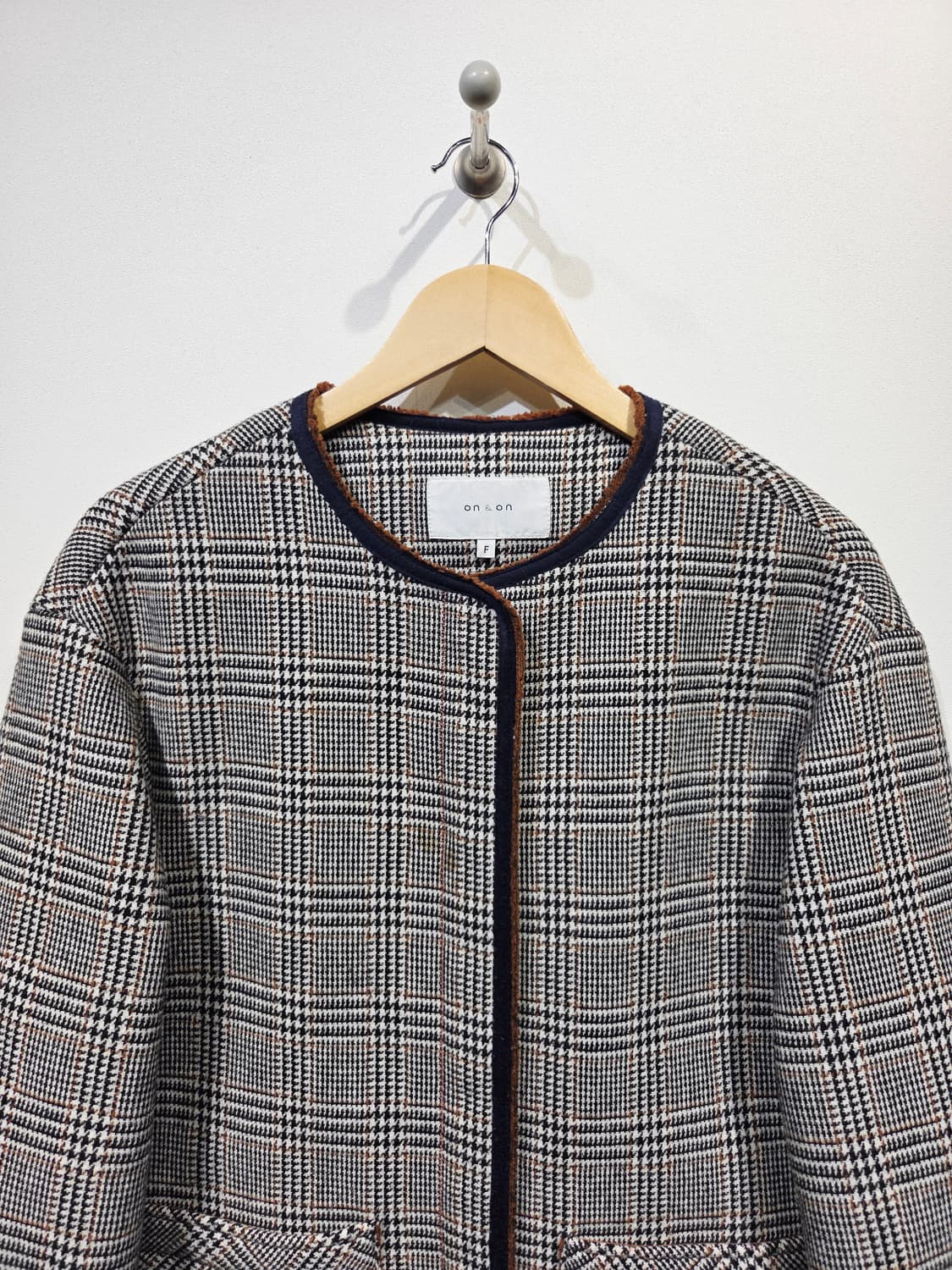 on & on 온앤온 클래식 체크 덤블 안감 노카라 코트 상품이미지3