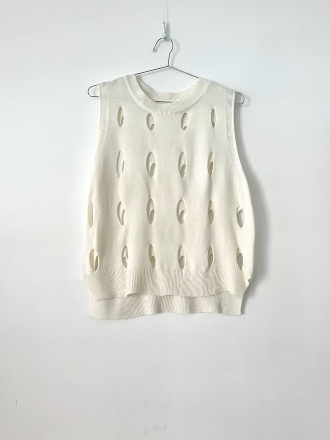 Punching hole sleeveless knit / ivory 상품이미지1