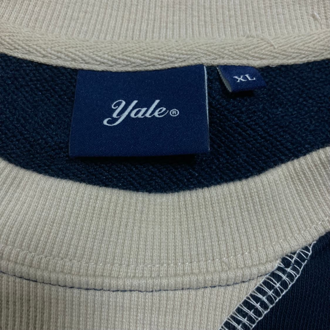 예일 스몰 로고 네이비 맨투맨 상품이미지3