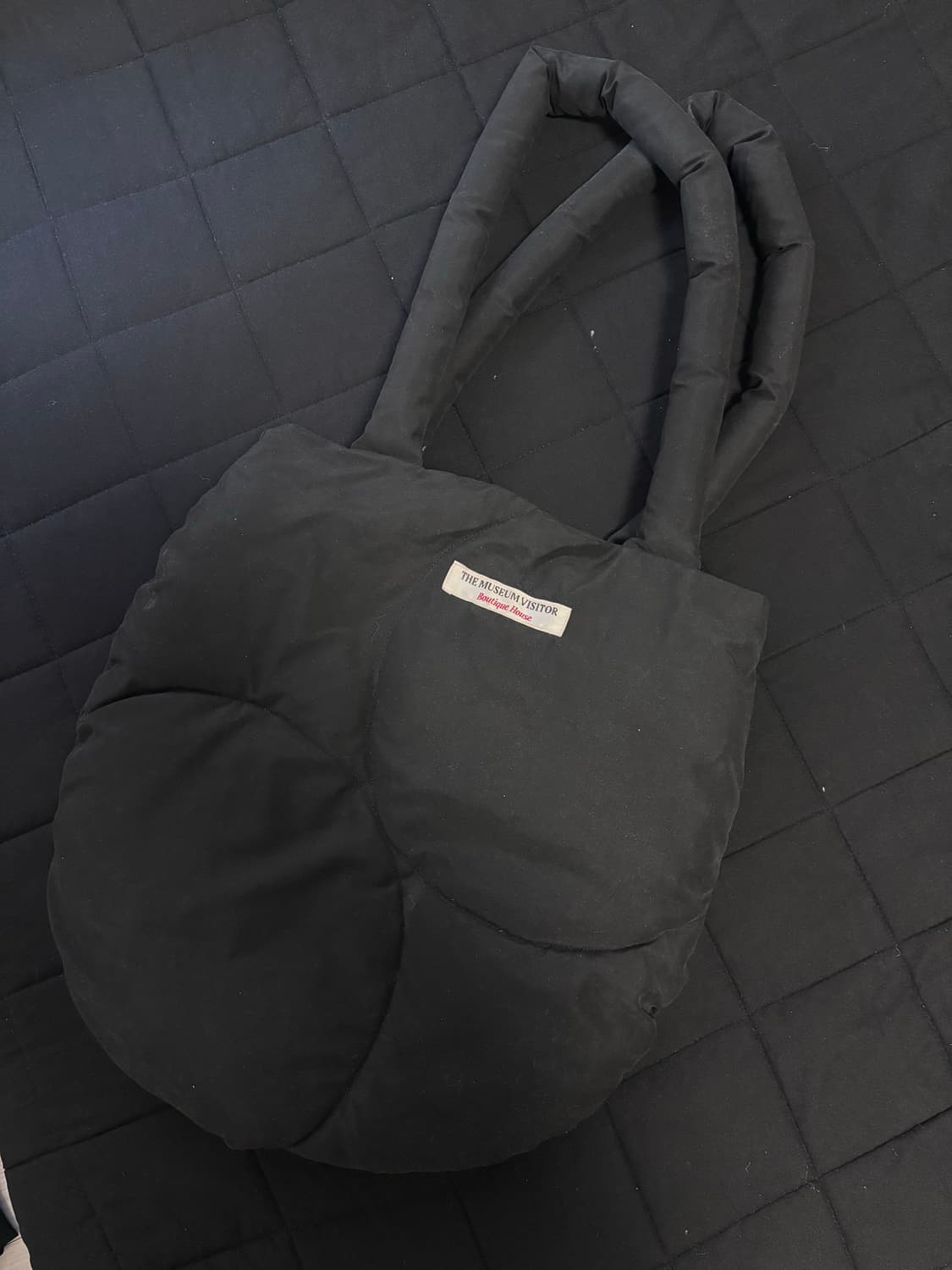 더뮤지엄비지터 패디드 토드백 쿠션백 패딩백 상품이미지3