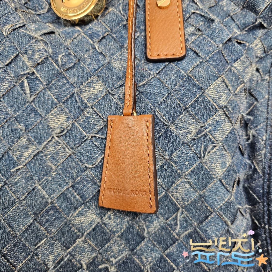 마이클코어스 해밀턴 데님 사첼백 상품이미지3