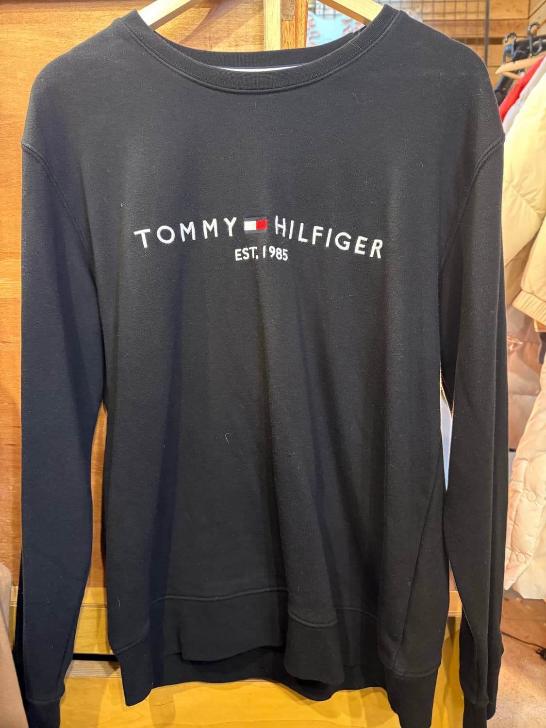 타미힐피거 자수로고 블랙 맨투맨 상품이미지1