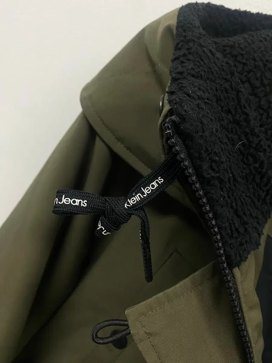 CK 캘빈클라인 카키색 덕다운 패딩 M 상품이미지3