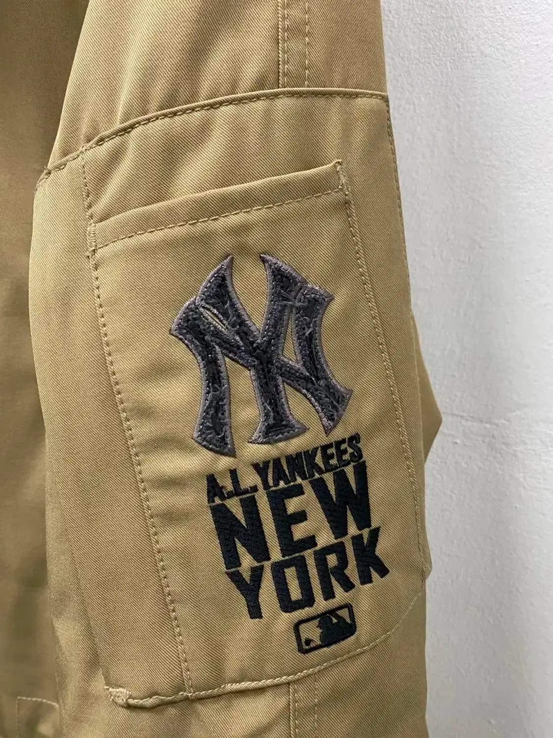 MLB 엠엘비 베이지 뉴욕양키즈 패딩 L 상품이미지4