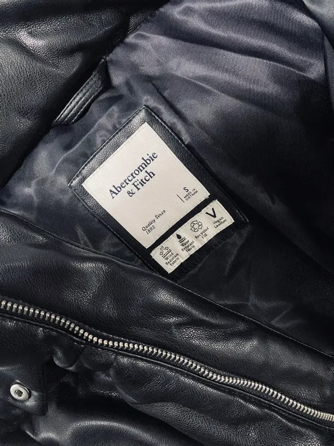 아베크롬비 블랙 유광 에코레더 롱 패딩 S 상품이미지2