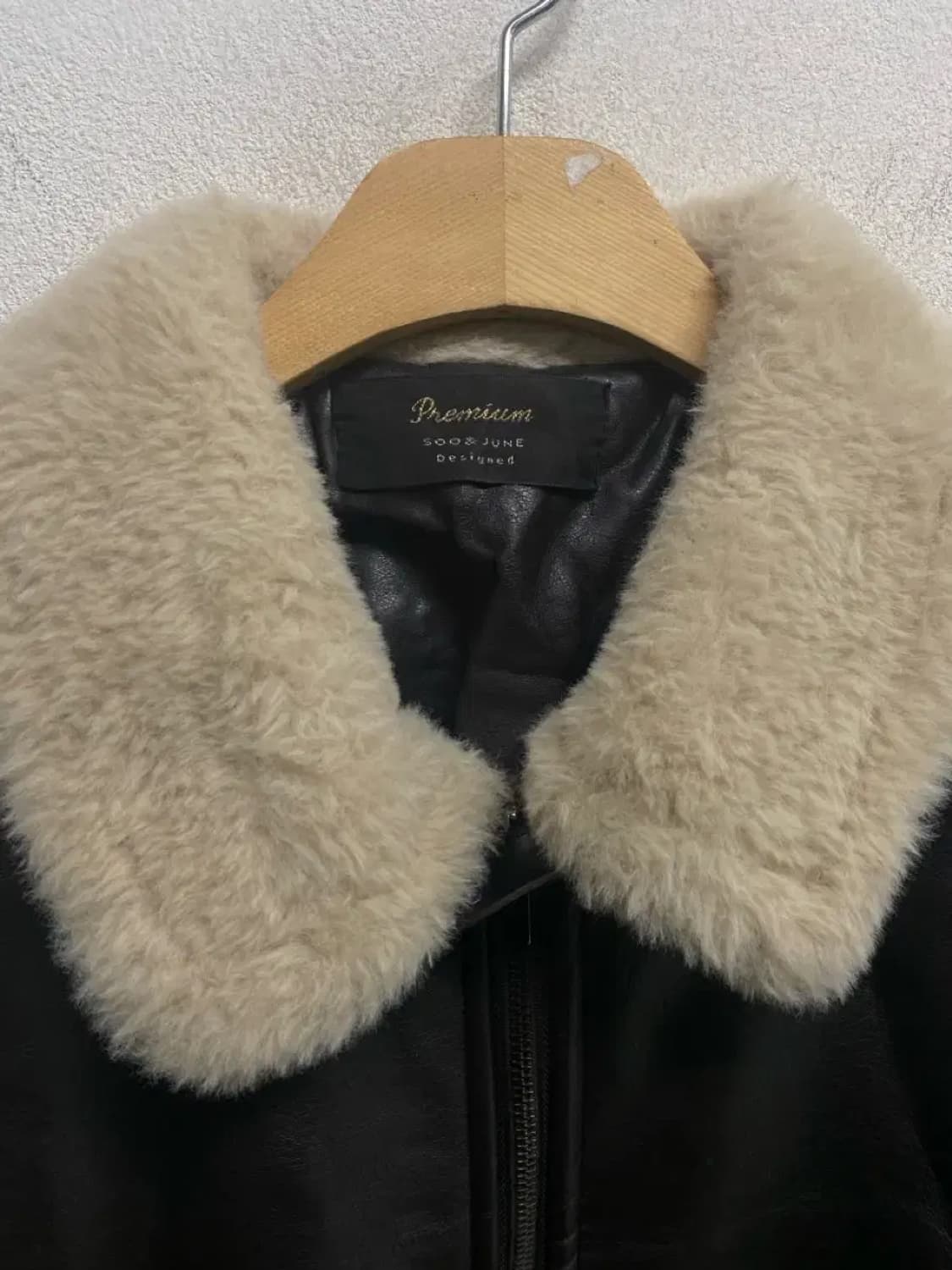 수앤준 레더 카라퍼 롱 코트 free 상품이미지4