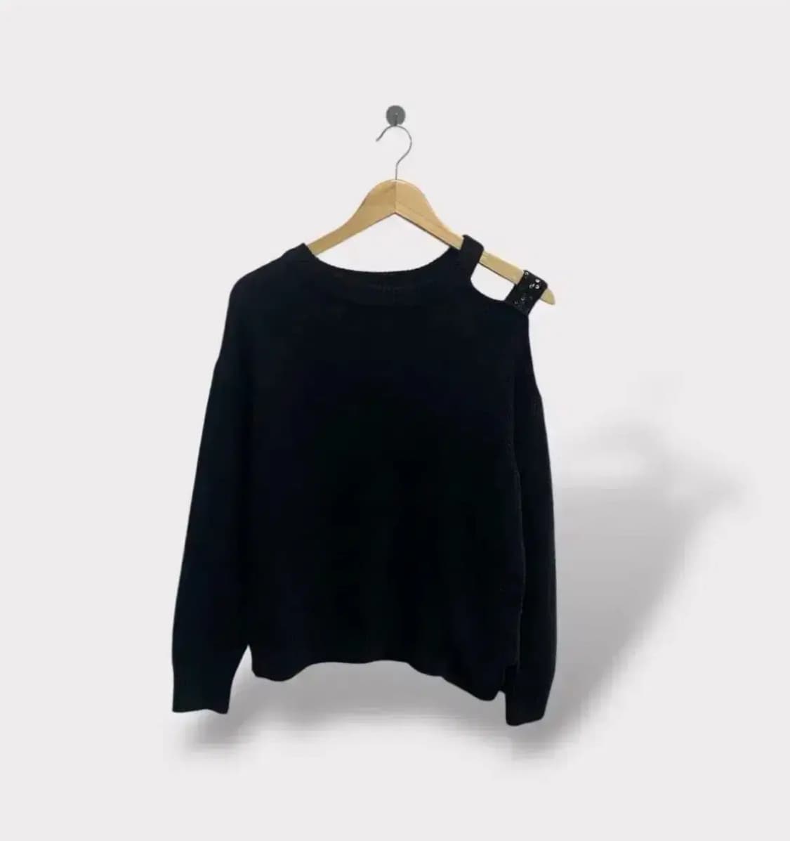 DKNY 컷아웃 숄더 블랙 니트 스웨터 XS 상품이미지1