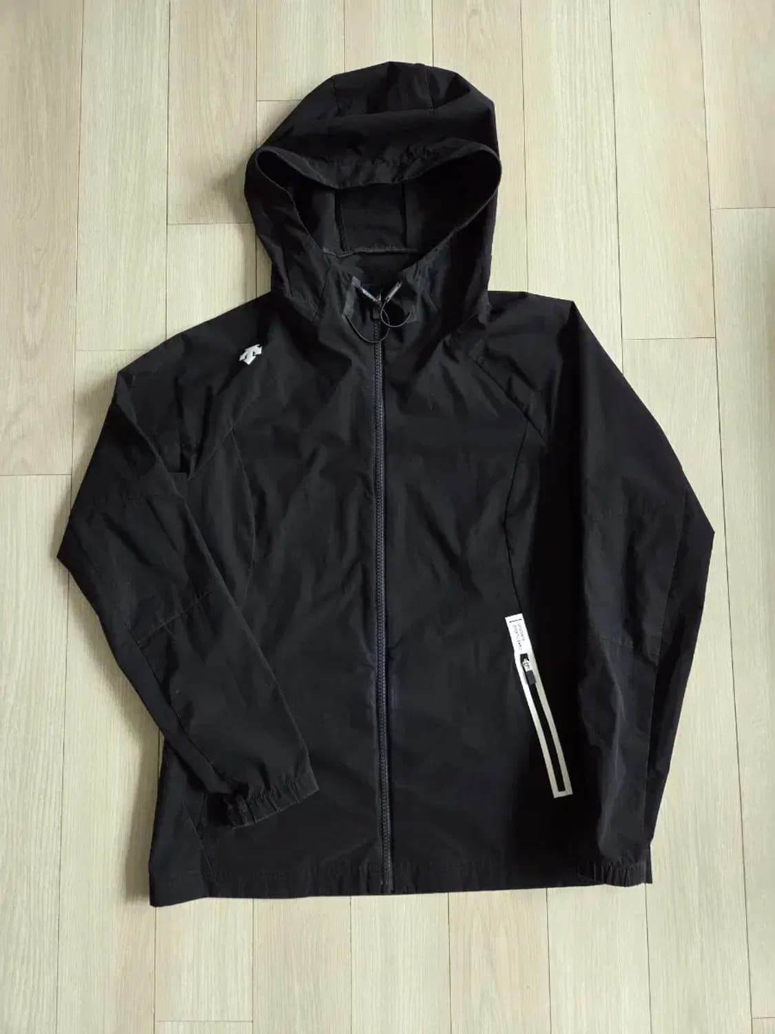 데상트 경량 후드집업 상품이미지1