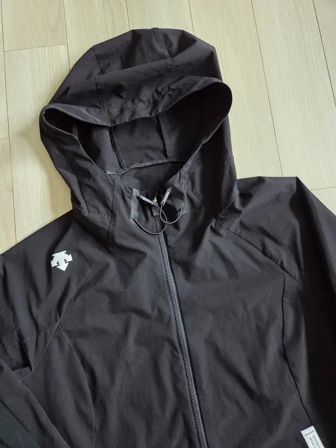 데상트 경량 후드집업 상품이미지2