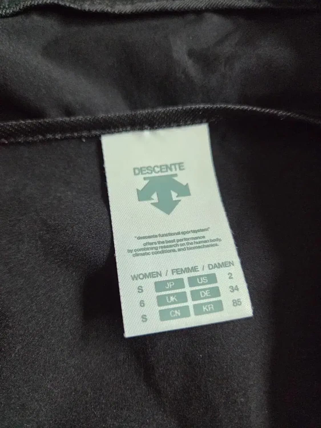 데상트 경량 후드집업 상품이미지3