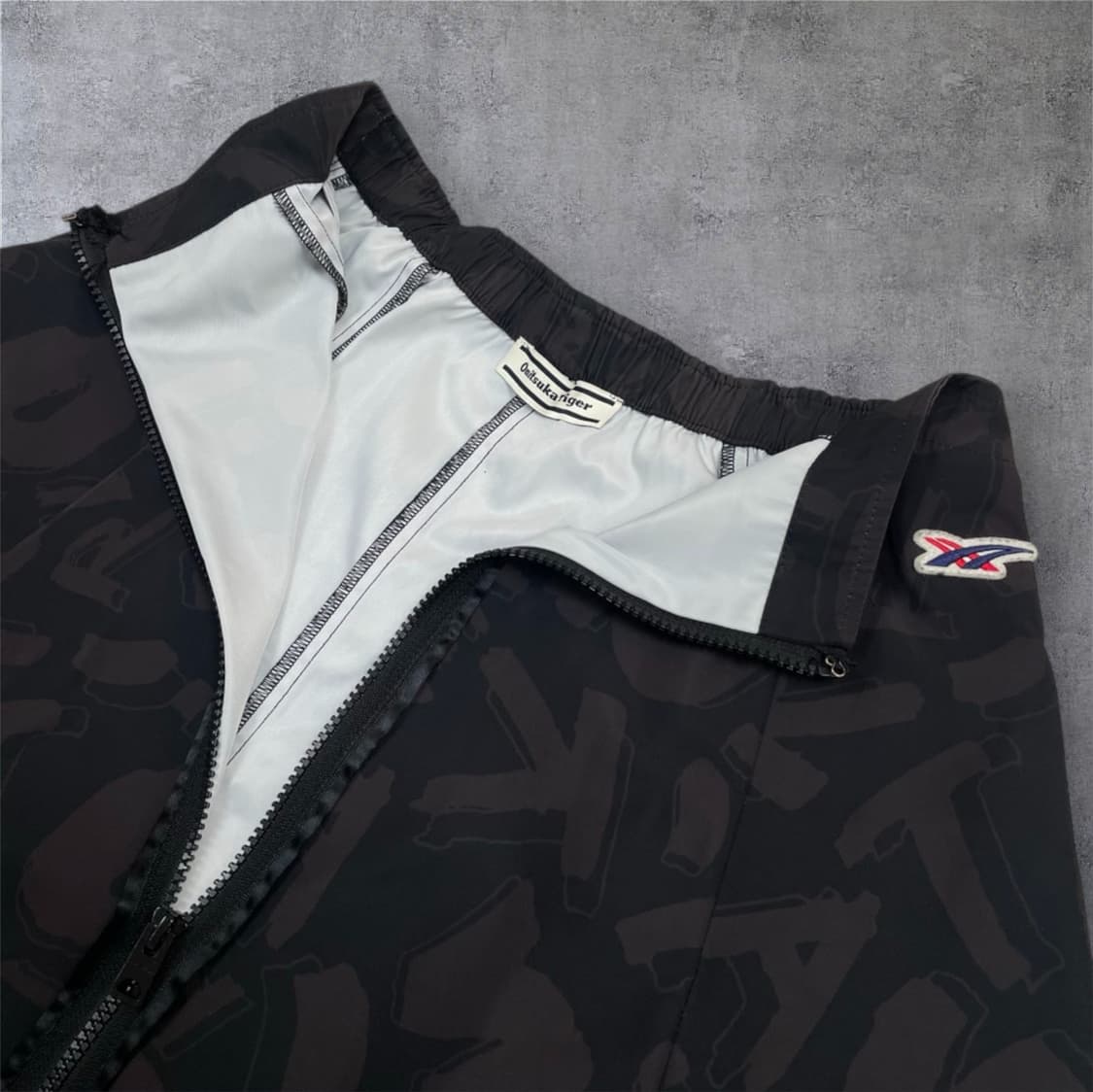 오니츠카타이거 블랙 톤온톤 투웨이 집업 A라인 밴딩 스커트 S 상품이미지4