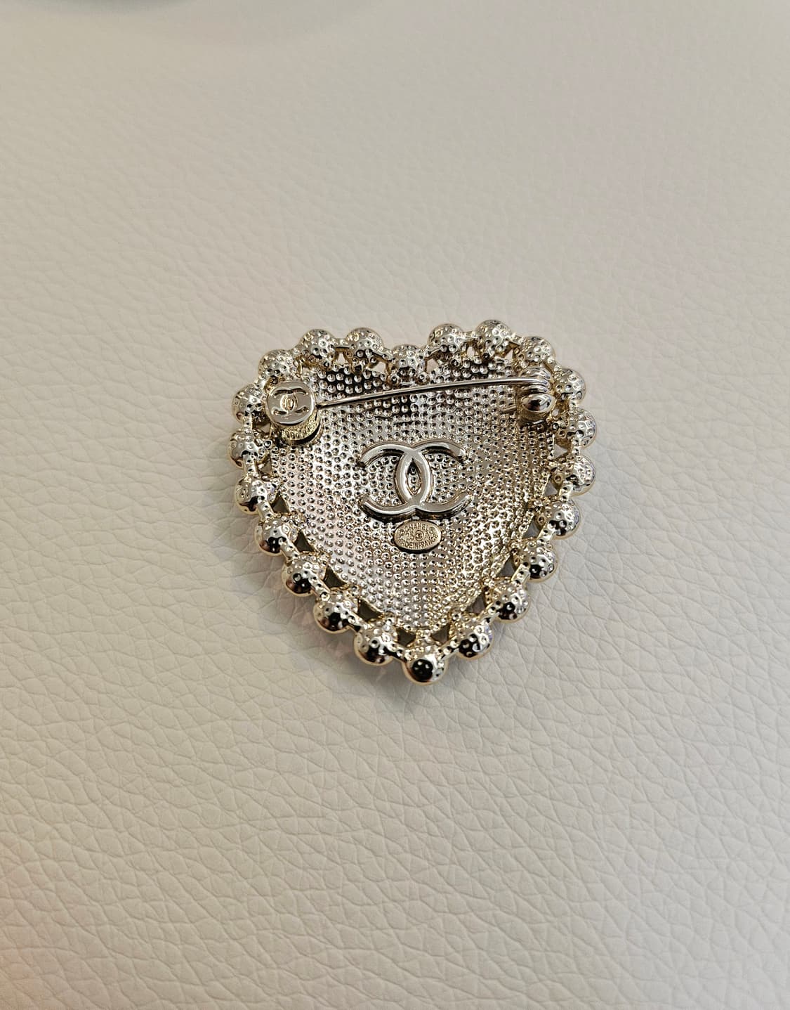 샤넬 블랙하트 진주장식 CC로고 브로치 업사이클링 상품이미지6