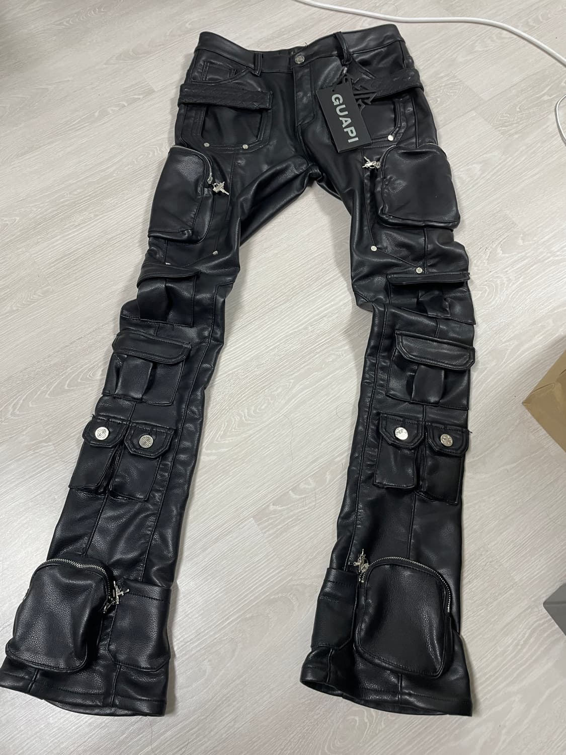GUAPI 블랙 레더 카고 바지 상품이미지1