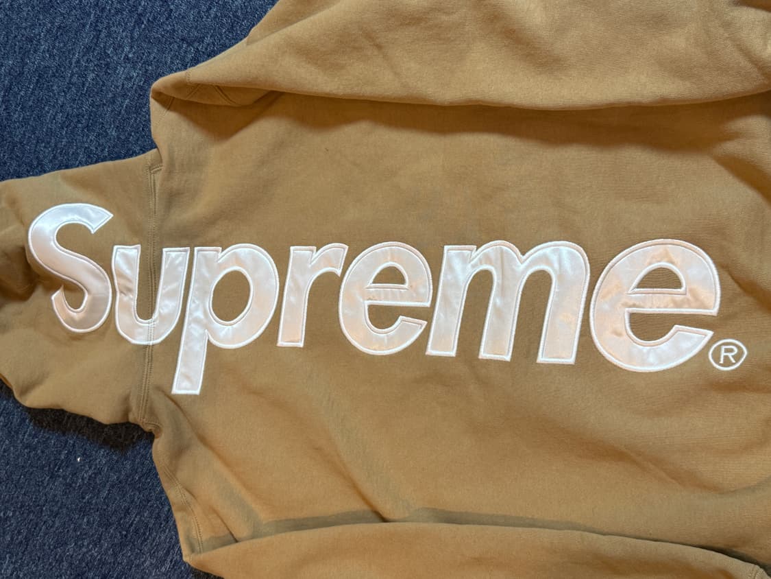 슈프림 사틴 아플리케 후드 스웨트셔츠 라이트 탄  상품이미지1