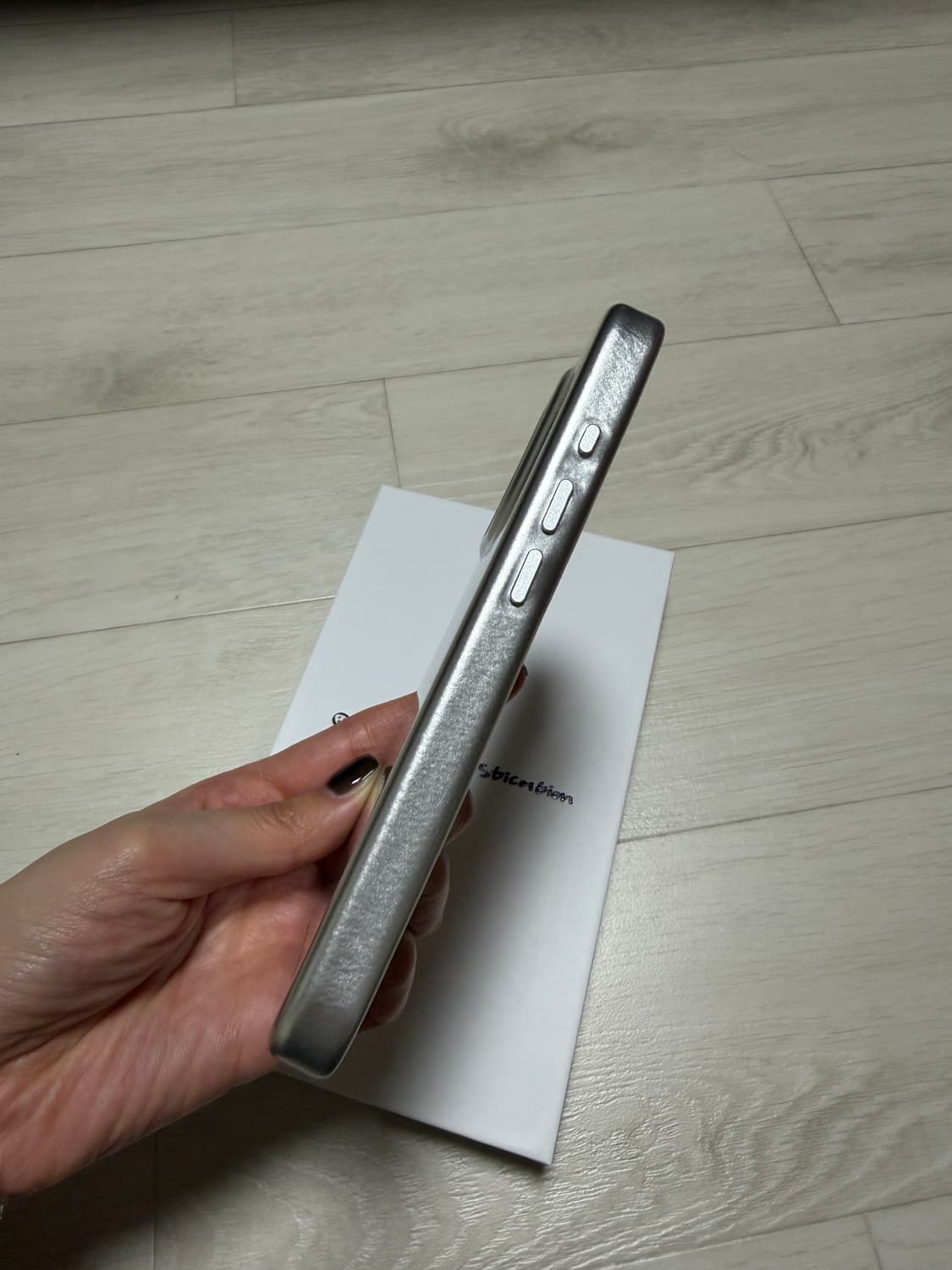 어반소피스티케이션 아이폰17 케이스 크롬 상품이미지9