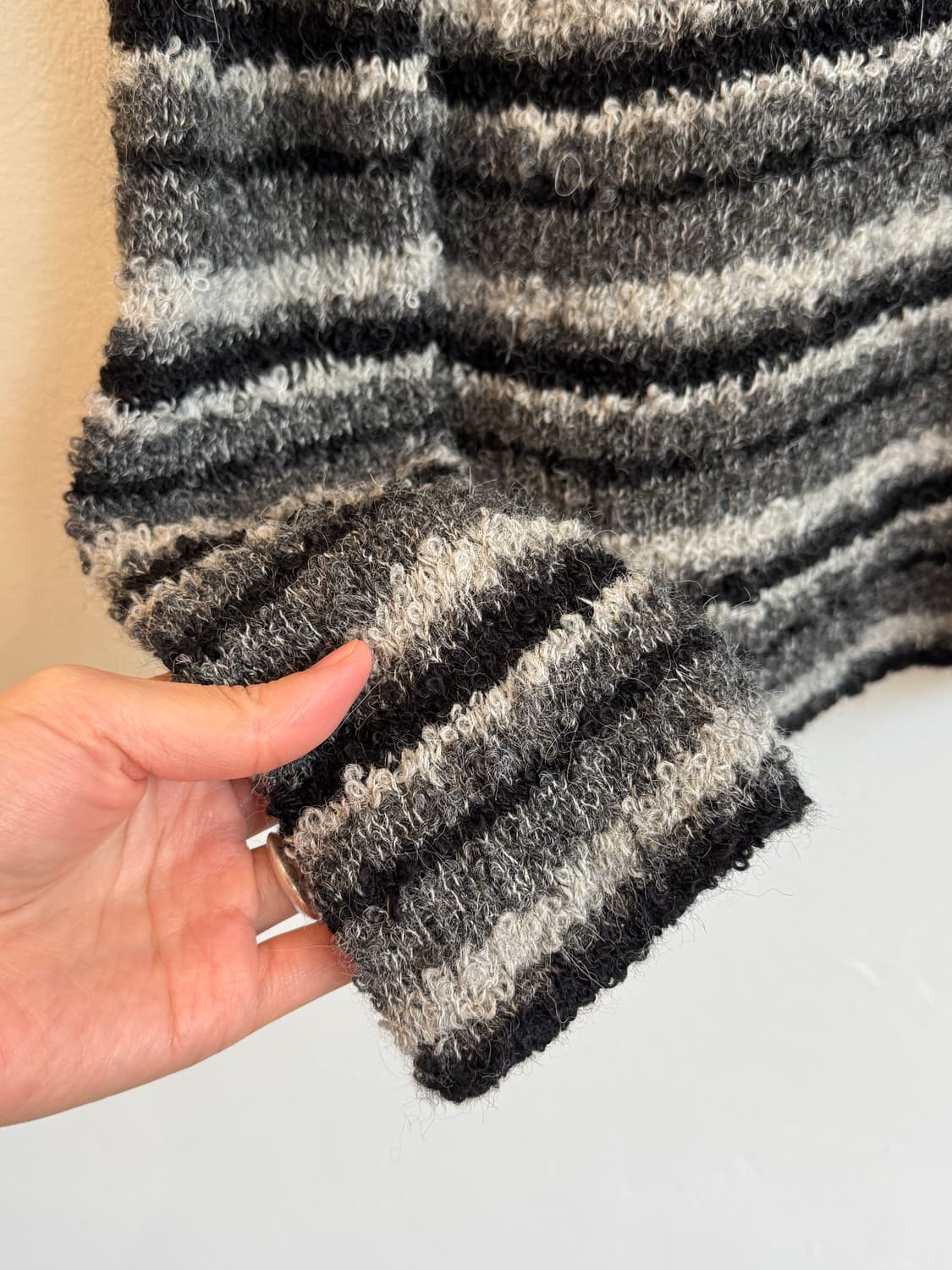 블랙&그레이 스트라이프 부클 니트 상품이미지4