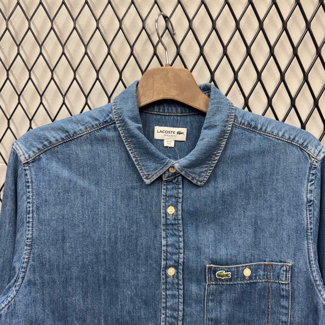 라코스테 데님 셔츠 카라넥 원포켓 로고 포인트 레귤러핏 진청 상품이미지3