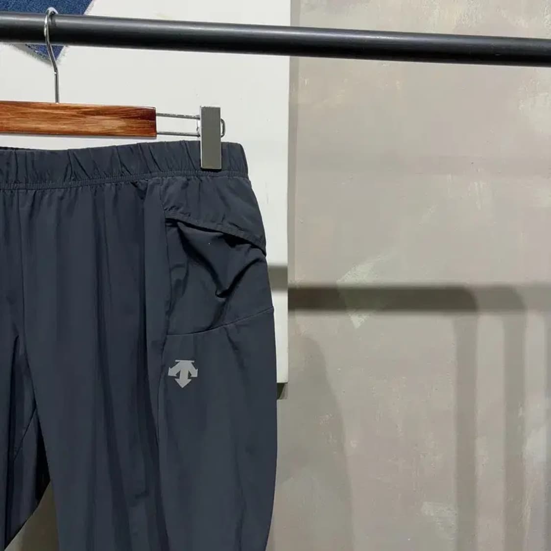 (27~29인치) 데상트 여성 스포츠 배닝 기능성 6부 반바지 상품이미지3
