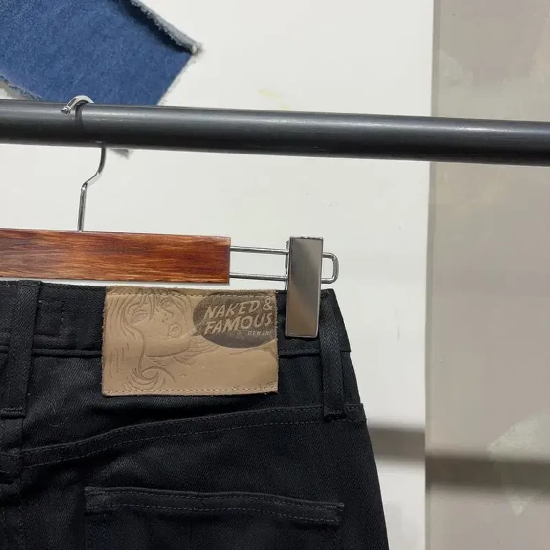 (24인치) 네이키드앤페이머스 여성 코팅 블랙진 흑청바지 상품이미지4
