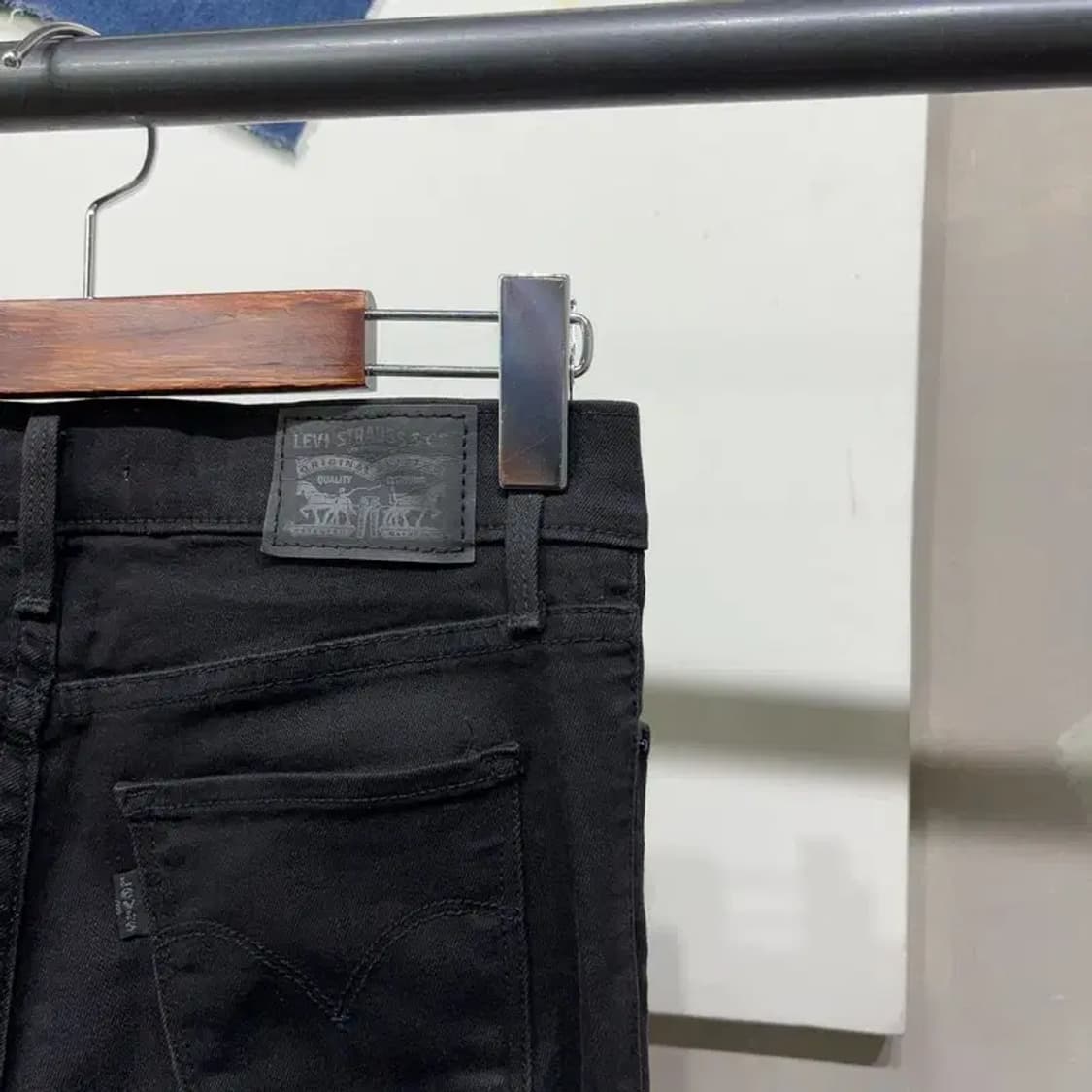 (26인치) 리바이스 여성 샤핑슬림 스판 흑청바지 블랙진 상품이미지5