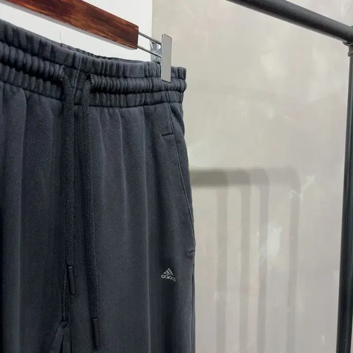 (32~34인치) 아디다스 캐주얼 밴딩 자수 조거팬츠 운동바지 상품이미지3