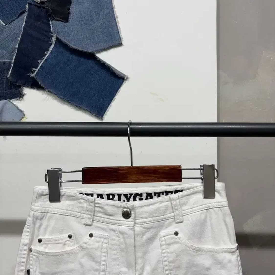 (25인치) 파리게이츠 여성 골프 자수 신치백 화이트진 청바지 상품이미지2