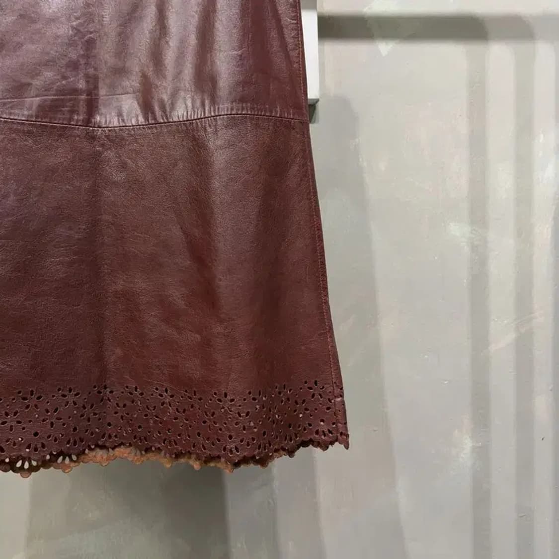(27인치) 오브제 여성 캐주얼 양가죽 펀칭 미디스커트 치마 상품이미지3