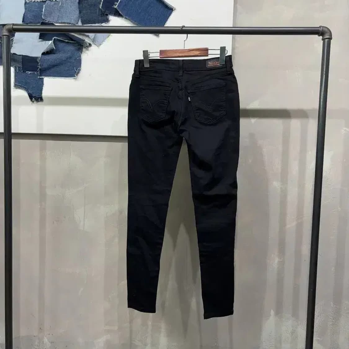 (26인치) 리바이스 여성 캐주얼 스판 흑청바지 블랙진 상품이미지3