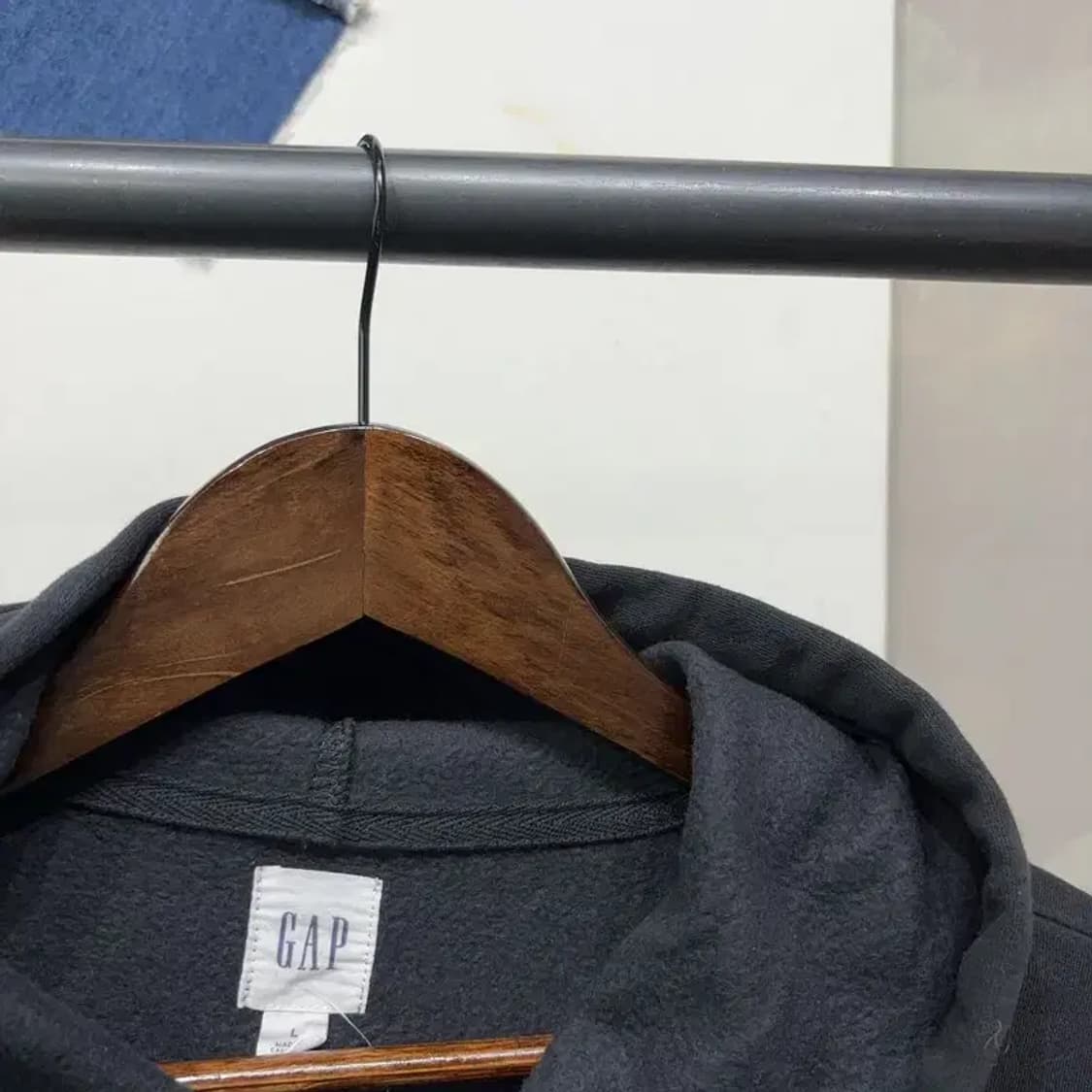 (105) GAP 갭 캐주얼 약기모 네이비 자수 후드티 상품이미지2