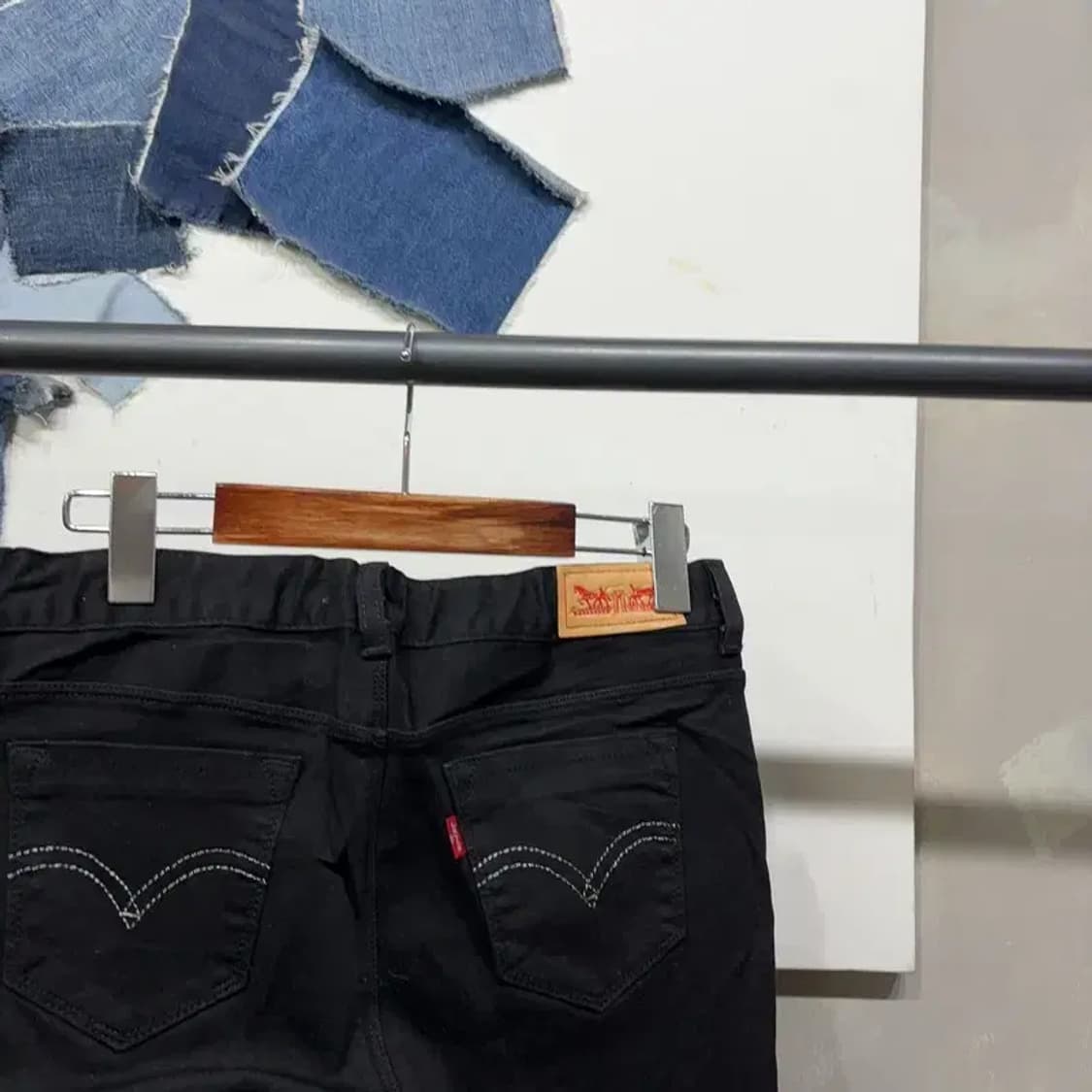 (27인치) 리바이스 여성 밴딩 스판 흑청바지 블랙진 상품이미지4