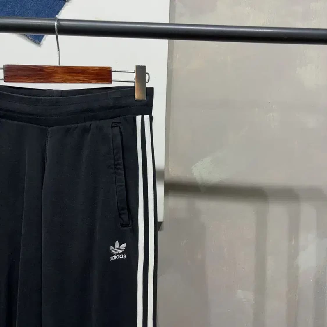 (24~26인치) 아디다스 여성 밴딩 검흰 조거팬츠 운동바지 상품이미지3