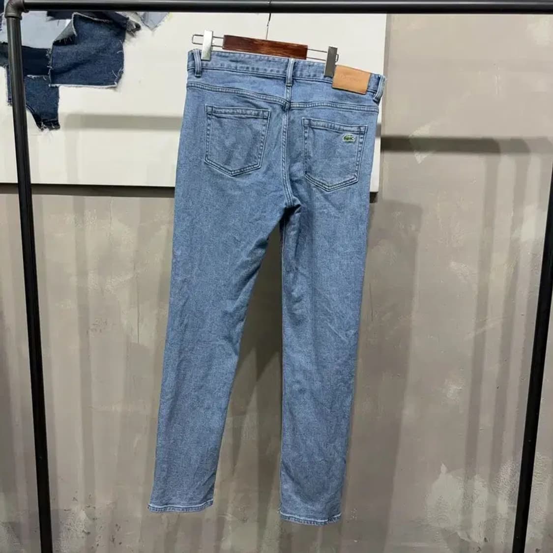 (32인치) 라코스테 캐주얼 스판 슬림핏 연청바지 데님팬츠 상품이미지3