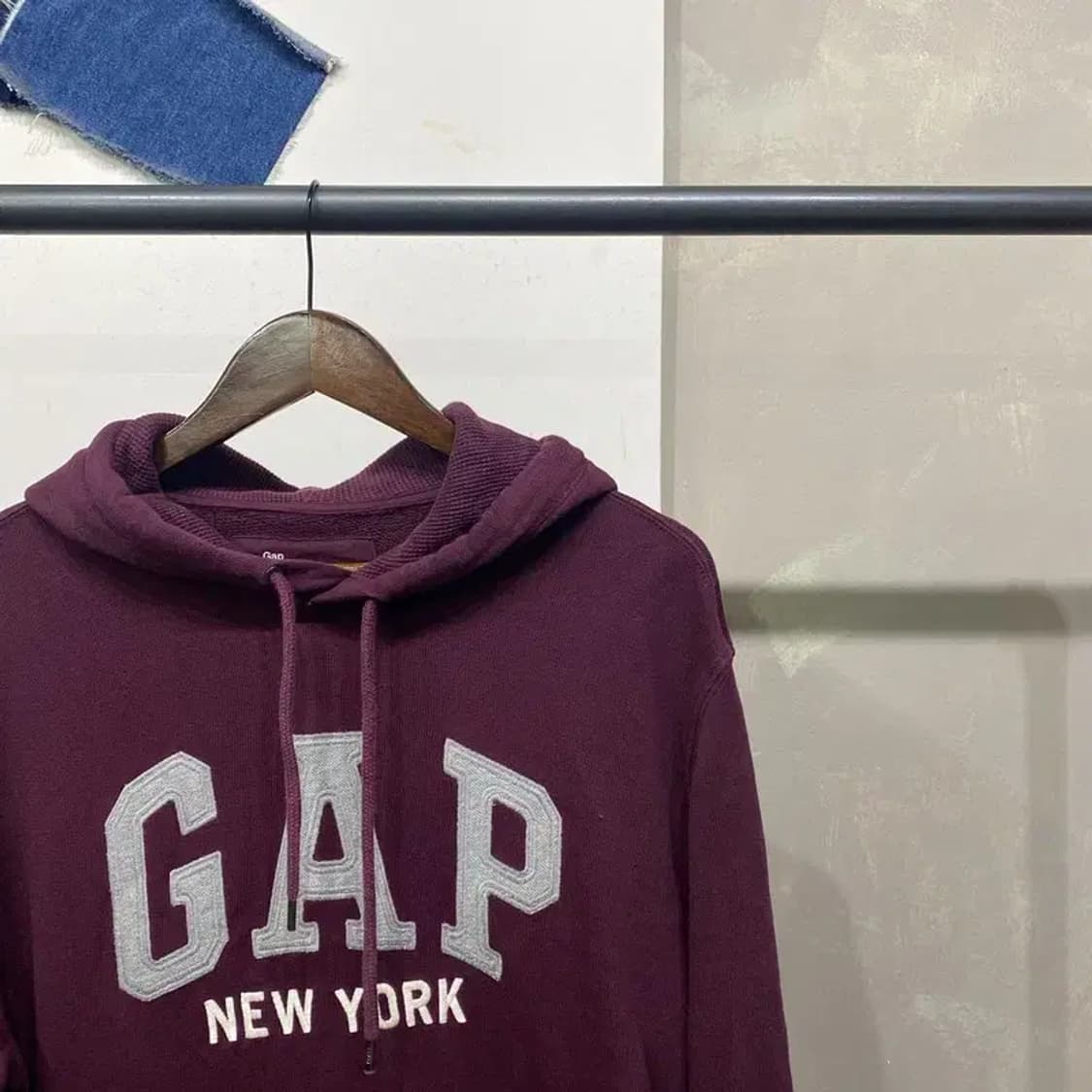 (100) GAP 갭 스트릿 자수 버건디 후드티 상품이미지3